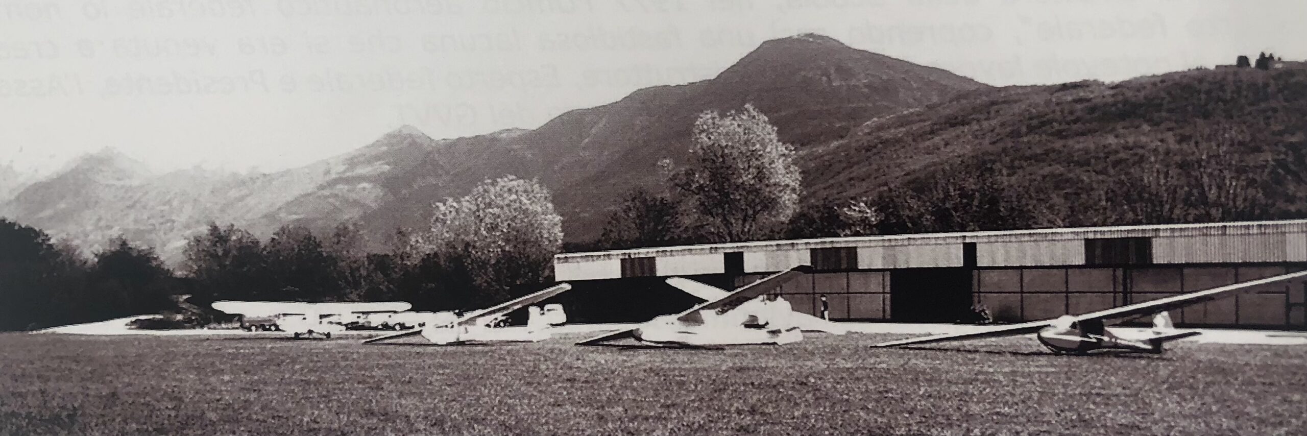Parco macchine davanti alla nuova aviorimessa nel 1975